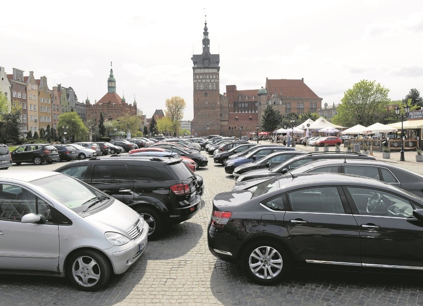 W centrum Gdańska samochodów przybywa. Znalezienie miejsca...