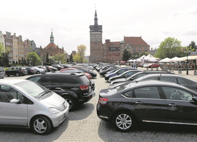 W centrum Gdańska samochodów przybywa. Znalezienie miejsca paarkingowego zakrawa na cud.  Jedną z opcji mogłoby być przeznaczenie na całoroczny parking Targu Węglowego