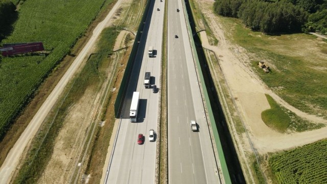 Choć jadąc nowym odcinkiem A1 w Śląskiem ma się wrażenie, że ekranów jest tu sporo, to trudno nie wierzyć mieszkańcom Kościelca, gdy skarżą się na notoryczny hałas dochodzący od A1. Chcą dodatkowych ekranów

Zobacz kolejne zdjęcia. Przesuwaj zdjęcia w prawo - naciśnij strzałkę lub przycisk NASTĘPNE