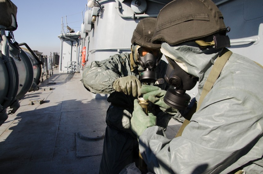 Skażenie na okręcie Marynarki Wojennej. Kompania chemiczna w akcji | ZDJĘCIA