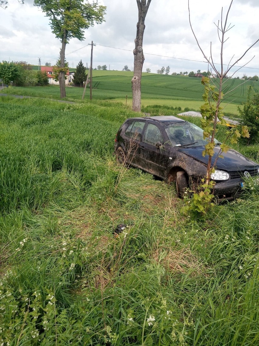 Wypadek na ul. Radzyńskiej w Łasinie. Dachował samochód osobowy