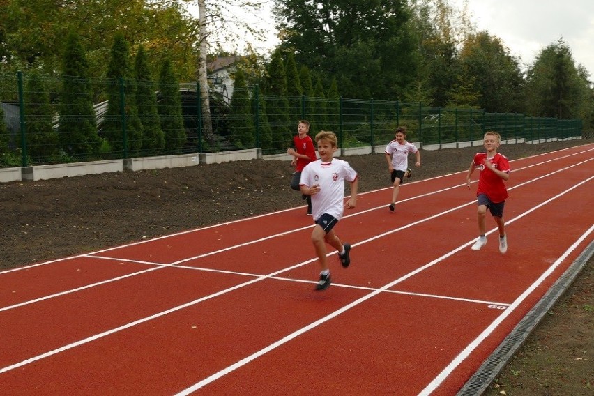 Kolejne, nowe obiekty sportowe przy szkołach w gminie Koziegłowy ZDJĘCIA