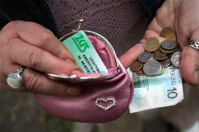 Od 1 marca emerytury, renty oraz dodatki wypłacane przez Zakład Ubezpieczeń Społecznych wzrosły 14,8 proc.