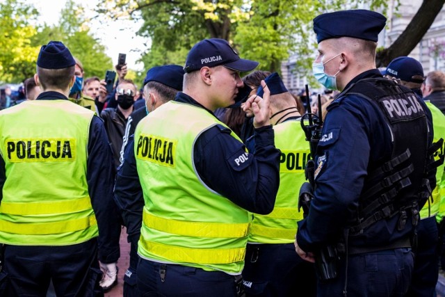 Korona-party na Bulwarach nad Wisłą w Warszawie. Dr Konstanty Szułdrzyński w mocnych słowach o młodych nieprzestrzegających obostrzeń