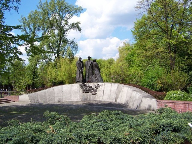 Pomnik upamiętniający ofiary mordów dokonanych przez radzieckie komanda w Katyniu, Charkowie i Miednoje. Pomnik znajduje się na Placu Andrzeja w Katowicach.