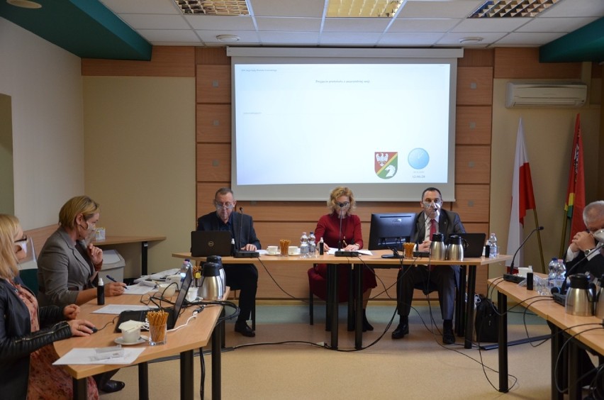 Radni powiatu konińskiego obradowali po raz 19.Radni powiatu dokonali zmian w budżecie, a także ustalili nowe składy osobowe komisji rady