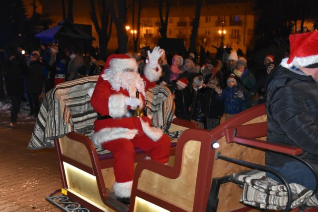 W środę 6 grudnia 2023 w Golubiu-Dobrzyniu pojawił się św. Mikołaj. Rozdawał upominki i pozował do zdjęć