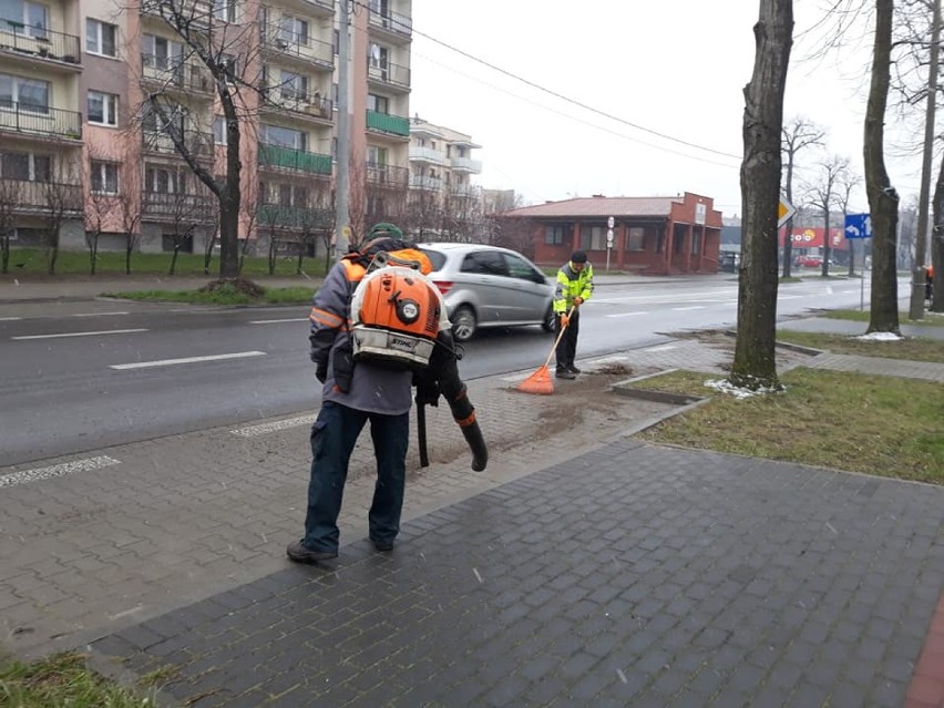 Sprzątanie dróg powiatowych w Zduńskiej Woli