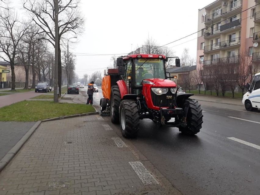 Sprzątanie dróg powiatowych w Zduńskiej Woli