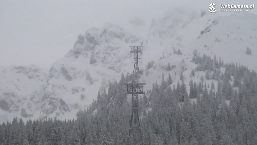 Tatry. Wzrosło zagrożenie lawinowe. Jest trzeci stopień. Do tego gęsta mgła. Na szczytach nic nie widać