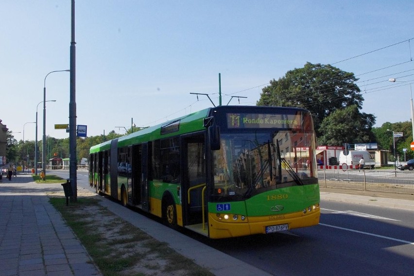 Autobus za tramwaj stoi przy Iłłakowiczówny