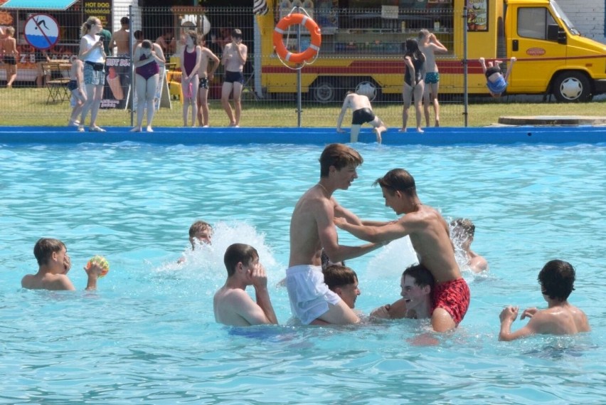 Wiele osób na basenie letnim przy ulicy Szczecińskiej w Kielcach. Zobaczcie jak wypoczywali kielczanie w środę 5 lipca
