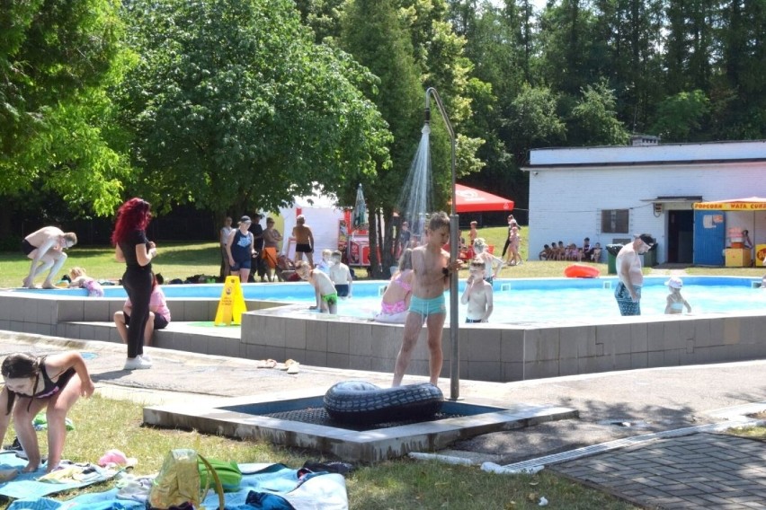Wiele osób na basenie letnim przy ulicy Szczecińskiej w Kielcach. Zobaczcie jak wypoczywali kielczanie w środę 5 lipca