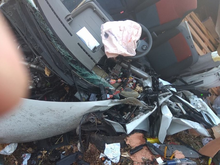 Fatalny wypadek pod Miedzichowem. Bus roztrzaskał się na drzewie