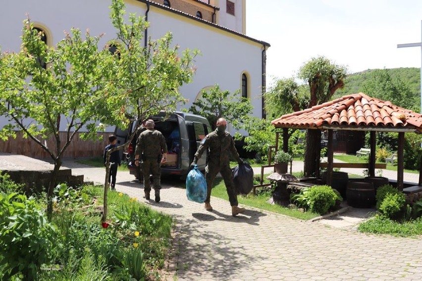 25. Brygada Kawalerii na misji w Kosowie obdarowała dzieci zabawkami i przyborami szkolnymi [zdjęcia]