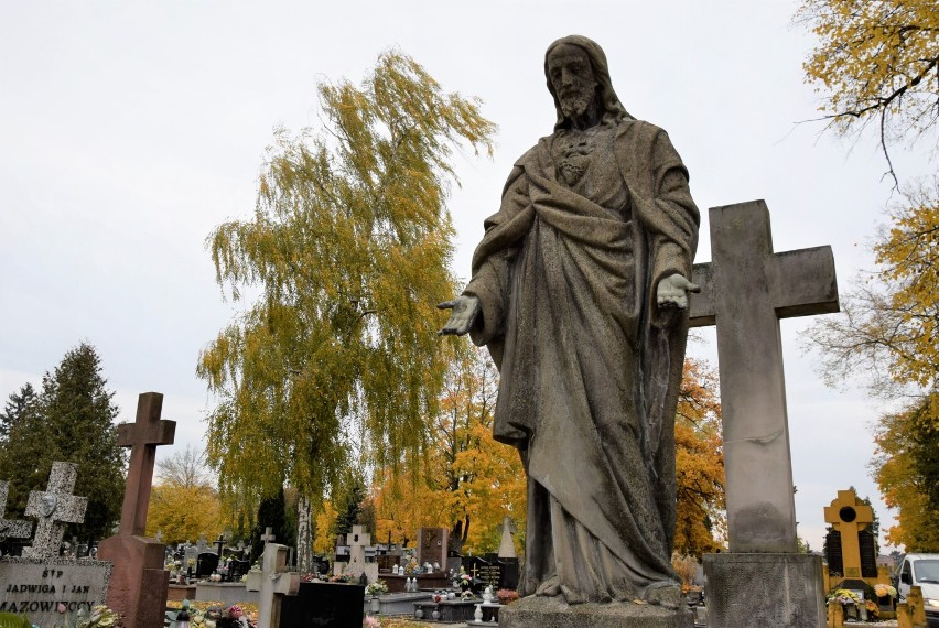 Okruchy pamięci. Cmentarz św. Józefa w Skierniewicach przed Świętem Zmarłych