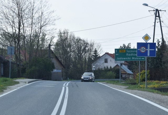 Rondo powstanie w miejscu, gdzie DW 964 krzyżuje się z drogami powiatowymi, które biegną w kierunku Radłowa i Jadownik Mokrych