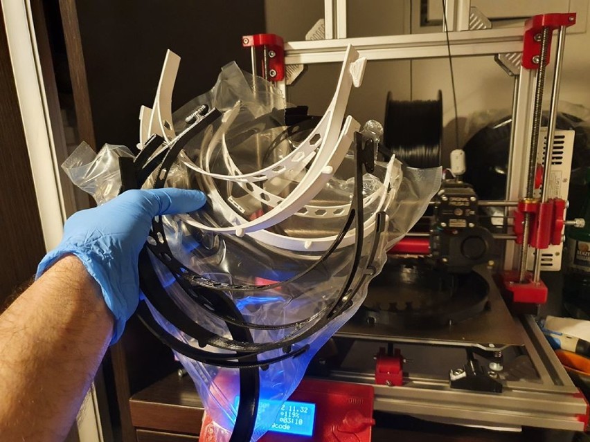#zarażamydobrem. Zduńskowolanin produkuje przyłbice ochronne dla szpitali na drukarce 3D
