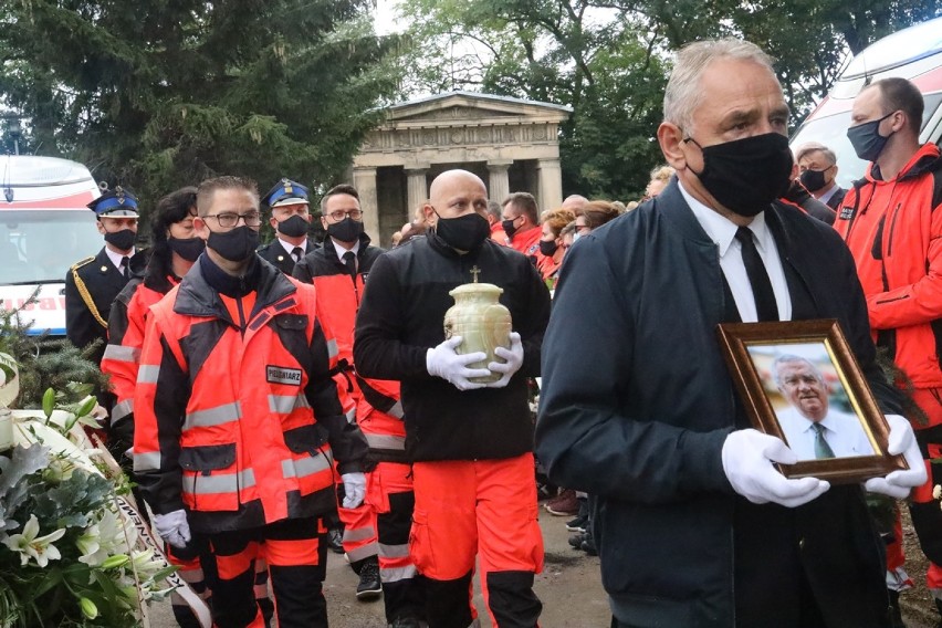 Tłumy na cmentarzu.