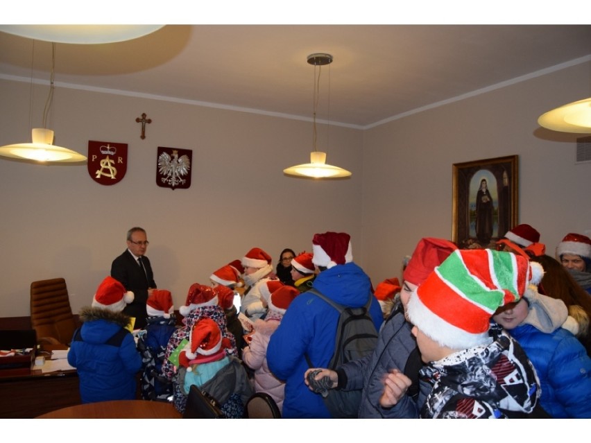 Dzieci z przedświąteczną wizytą u burmistrza Augustowa (zdjęcia)