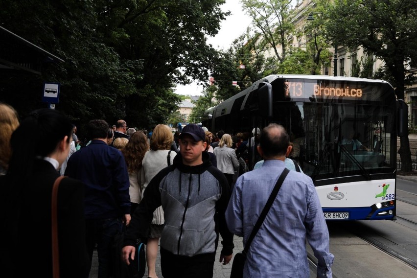 Autobusy kursujące z Bronowic regularnie tkwią w wielkich...