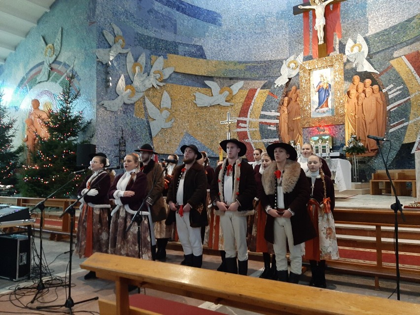 Zespół Młodzieżowo-Dziecięcy "Równica" z Ustronia zaśpiewał kolędy w Sanktuarium w Rumi