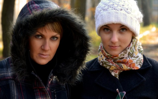 Agnieszka z lewej, Ania z prawej na pierwszym rodzinnym spacerze na Płotkach w listopadzie 2011 po 2,5 miesięcznym pobycie Ani w szpitalu