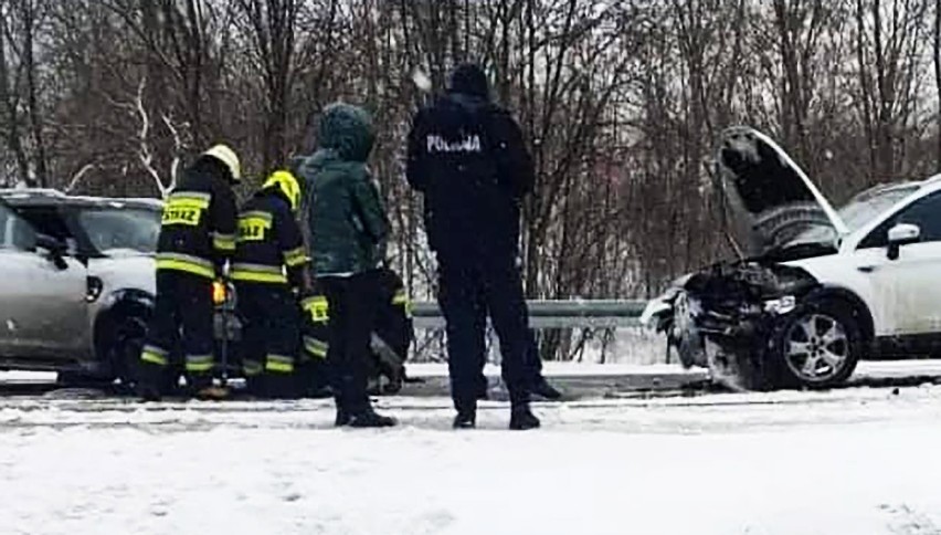 Zima groźna dla kierowców. Dwie osobówki zderzyły się na drodze pod Limanową