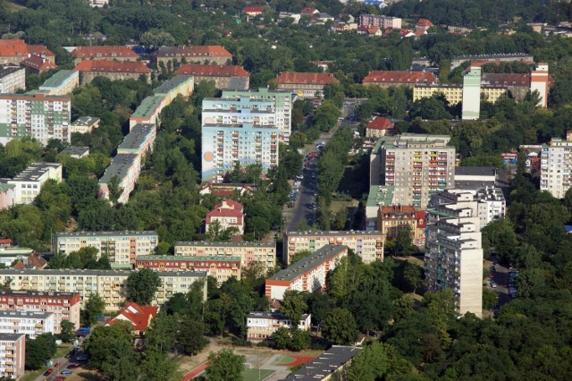 Ulica Armii Krajowej z wieżowcami po lewej stronie,a dalej budynku koszar wojskowych