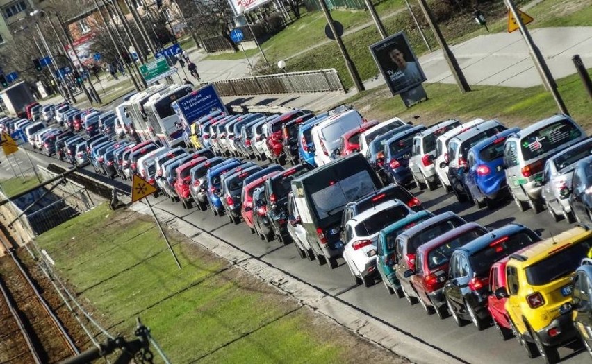 Ruch drogowy wraca do ''normalności'', czyli stanu sprzed epidemii. Jest zaledwie o ok. 5% mniejszy niż we wrześniu ubiegłego roku