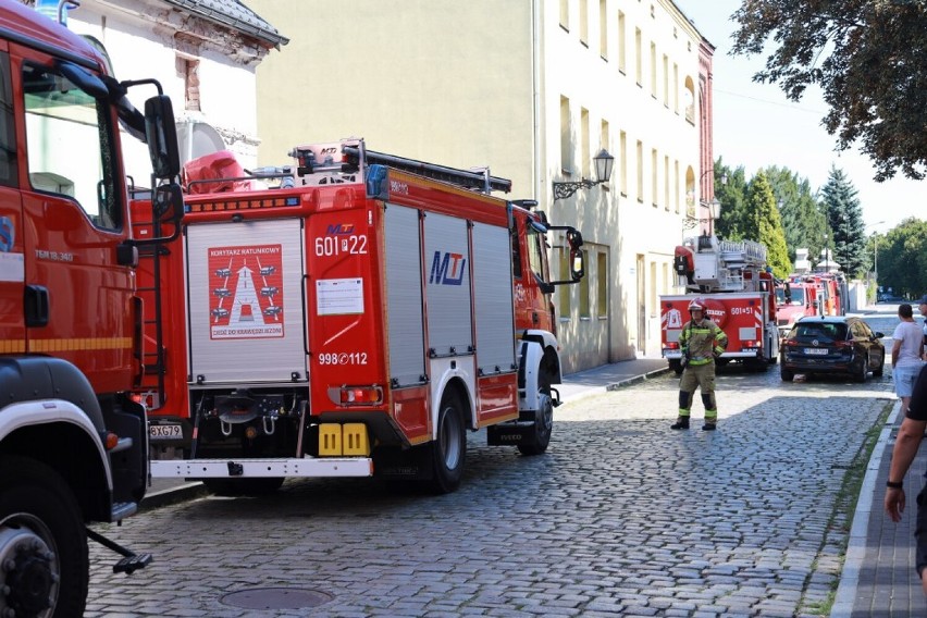 Akcja służb na ulicy Poznańskiej w Śremie! Kilku mieszkańców wymaga hospitalizacji