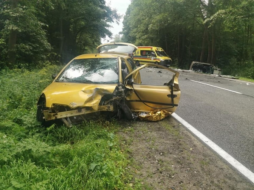 Wypadek na DK10 w Makowiskach pod Bydgoszczą. Dwie osoby trafiły do szpitala [zdjęcia]