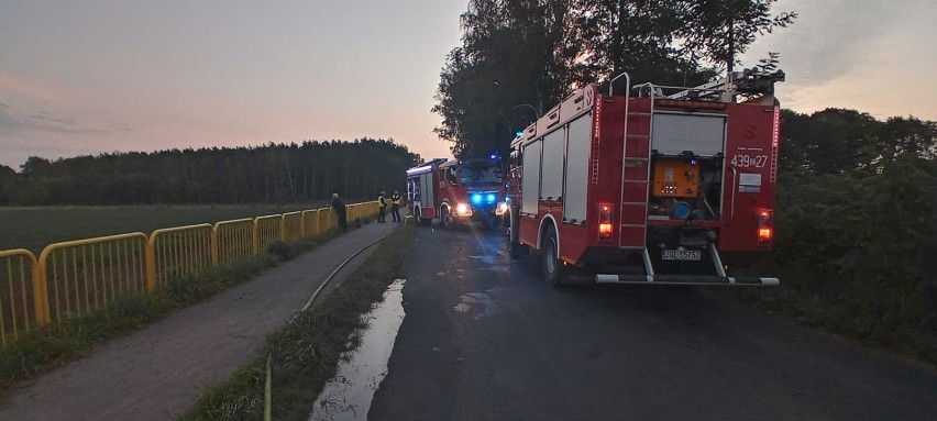 Pożar samochodu osobowego w Lubczynie. Strażacy w akcji [ZDJĘCIA]