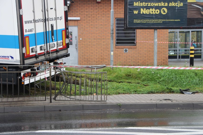 Samochód ciężarowy wjechał w market