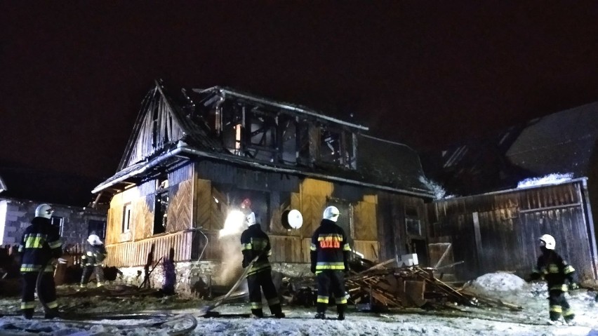 Podhale. Nocny pożar w Pieniążkowicach. Ogień pojawił się w domu mieszkalnym