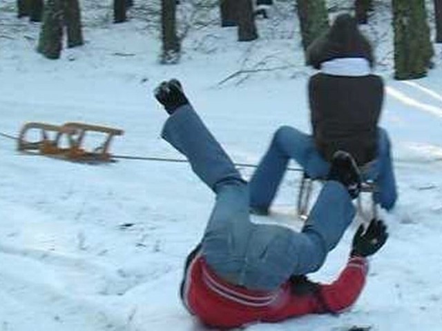 Według wstępnych ustaleń, 32-letni kierowca ciągnik rolniczego jadąc drogą publiczną w miejscowości Janów w gminie Bedlno, ciągnął za swoim pojazdem dwie pary sanek, na których położone były drewniane palety. Na paletach siedziało kilka osób.