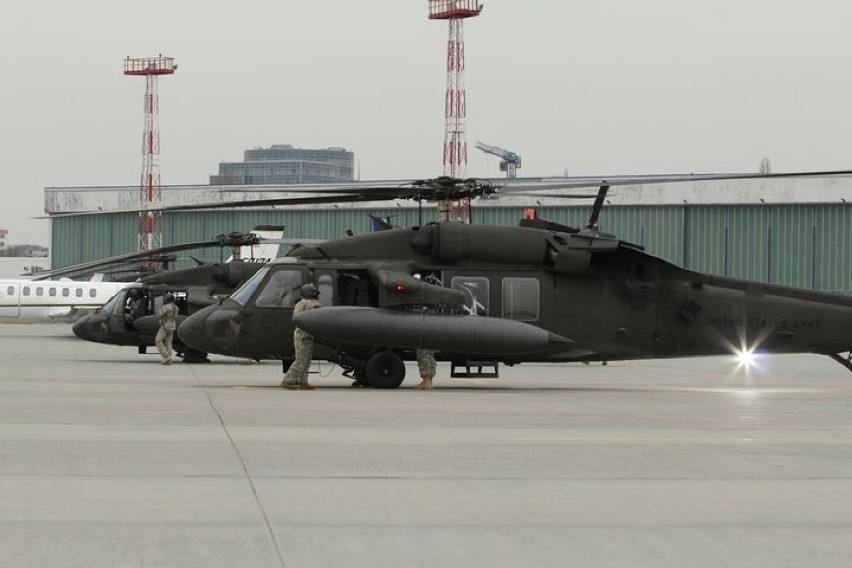 Helikoptery Black Hawk na Okęciu