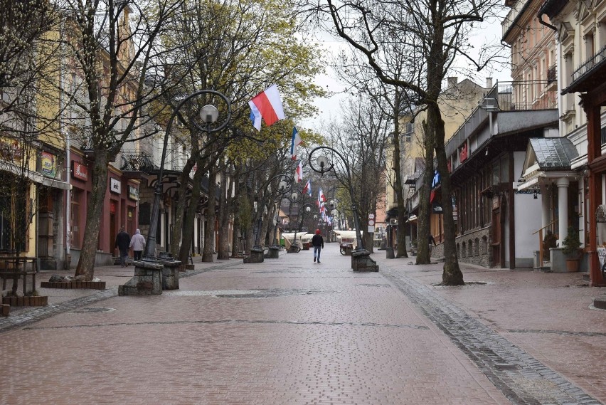 Majówka w Zakopanem. Puste szlaki w górach, puste Krupówki. Przebierańcy na posterunku [ZDJĘCIA]