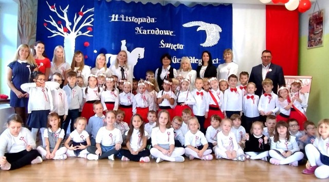 Z okazji Święta Niepodległości w Niepublicznym Przedszkolu "Bajkowy Dworek" w Oświęcimiu odbyło się patriotyczne widowisko