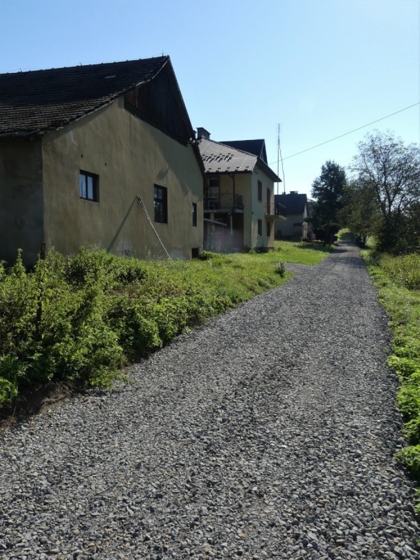 Rolnicy i mieszkańcy gminy Skołyszyn mają lepszy dojazd do swoich pól. Zakończono drobne drogowe remonty [FOTO]