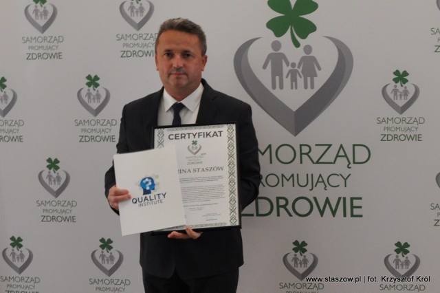 Leszek Kopeć z certyfikatem dla samorządu promującego zdrowie