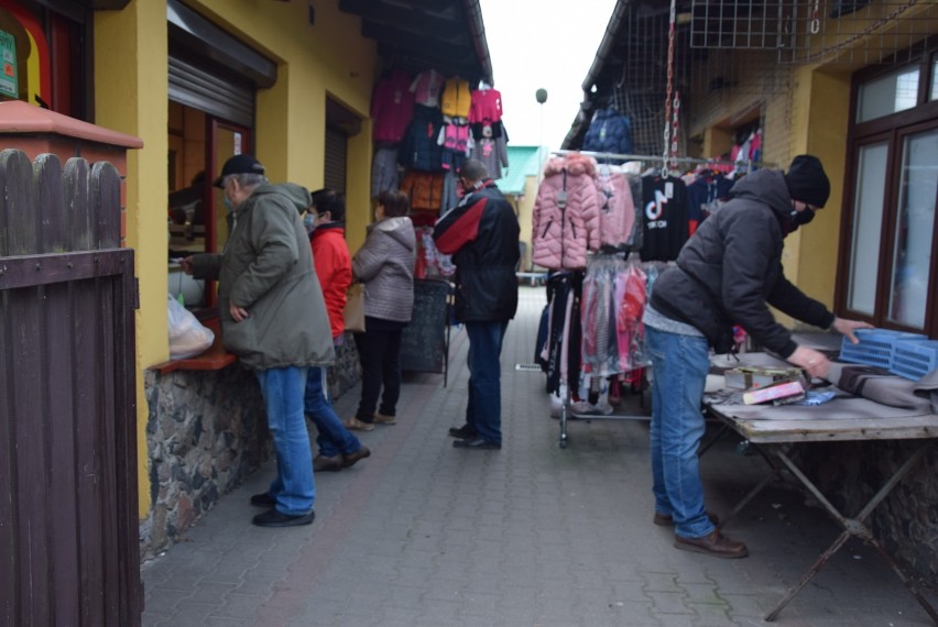 Na targowisku w Brodnicy chętnie robią zakupy mieszkańcy...