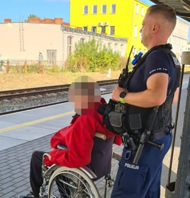 Niepełnosprawny mężczyzna nie mógł dostać się do pociągu w Grudziądzu. Pomogli policjanci