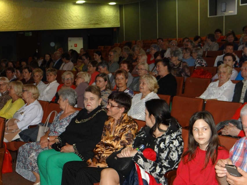 Dzień Matki „Dla Ciebie Mamo” z Chórem Seniorów Serenada w MDK w Radomsku. ZDJĘCIA