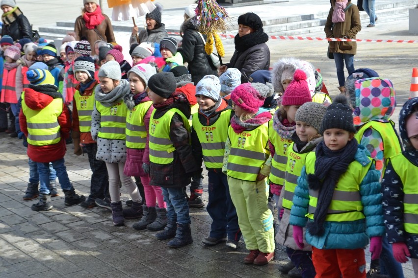 Częstochowskie dzieci pożegnały zimę, przegnały Marzannę ZDJĘCIA