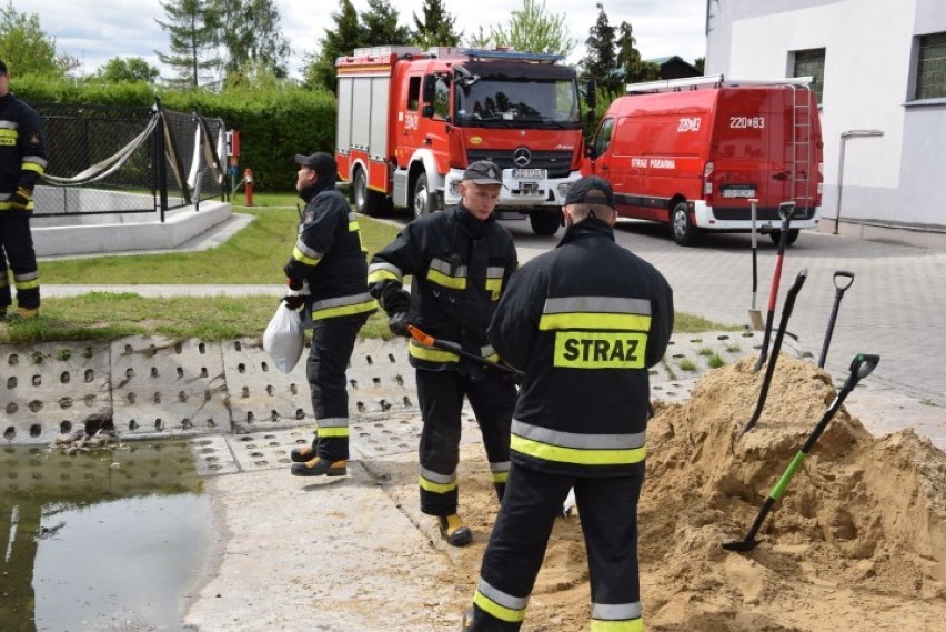 Ćwiczenia przeciwpowodziowe w Pruszczu. Radunia wylała - strażacy ratowali WiK i testowali nowe urządzenia [ZDJĘCIA, WIDEO]