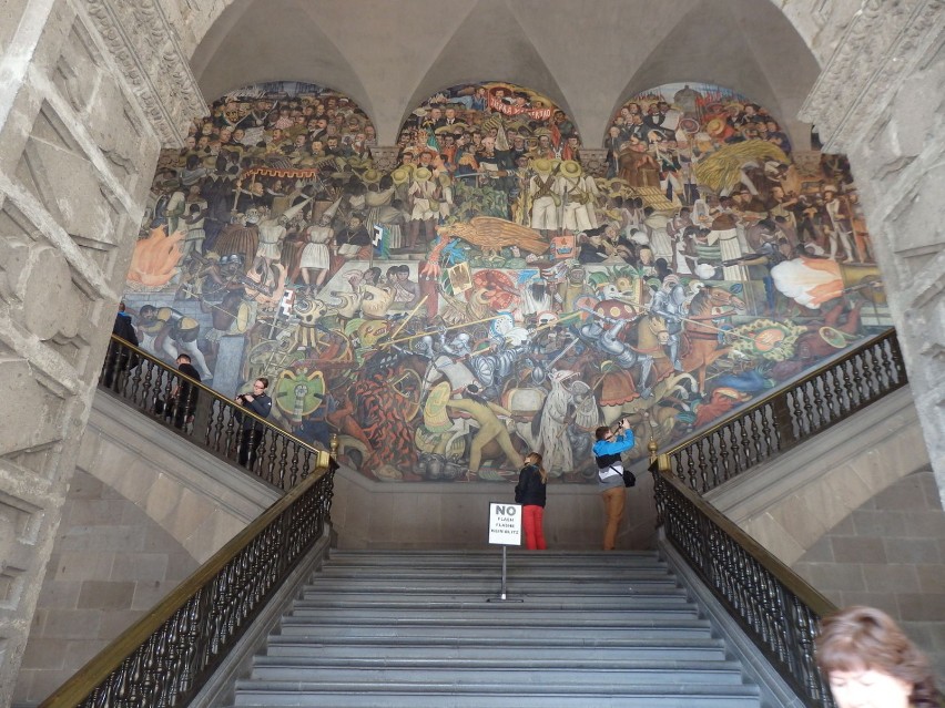 Ogromny fresk Rivery przedstawia historię Meksyku od...