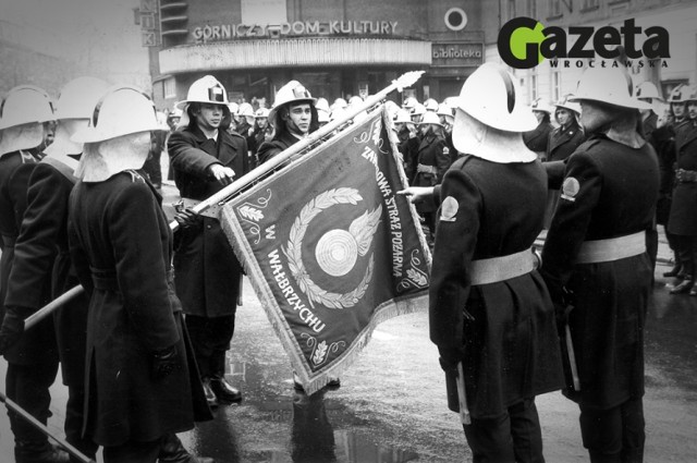 Uroczysta przysięga przyjmowanych do służby strażaków 14 maja 1988 r. na nieaktualny obecnie sztandar Zawodowej Straży Pożarnej w Wałbrzychu