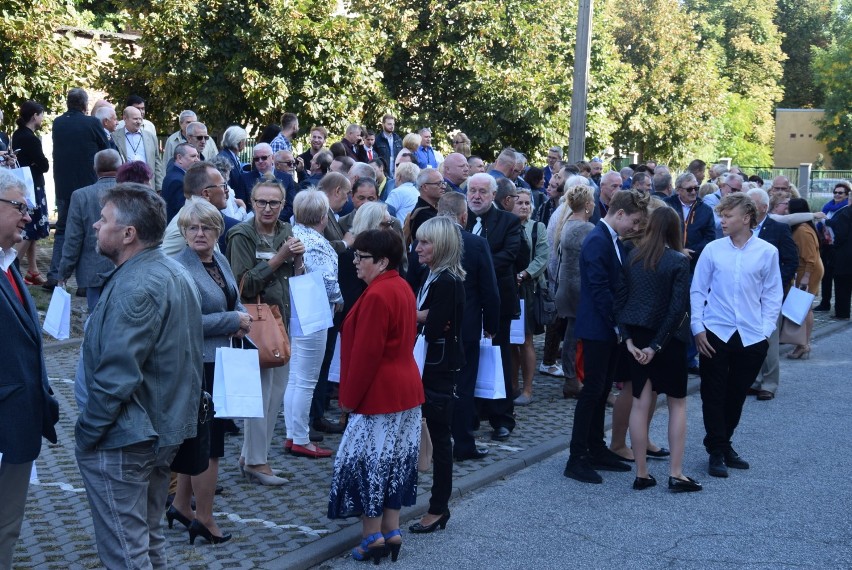 VII Zjazd Absolwentów Technikum Budowy Fortepianów. Nowy sztandar dla szkoły i ślubowanie pierwszoklasistów ZDJĘCIA