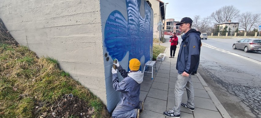 Nowy Sącz. Mgr Mors i cierpiący na autyzm Michał stworzyli razem mural pod wiaduktem na Węgierskiej [ZDJĘCIA]